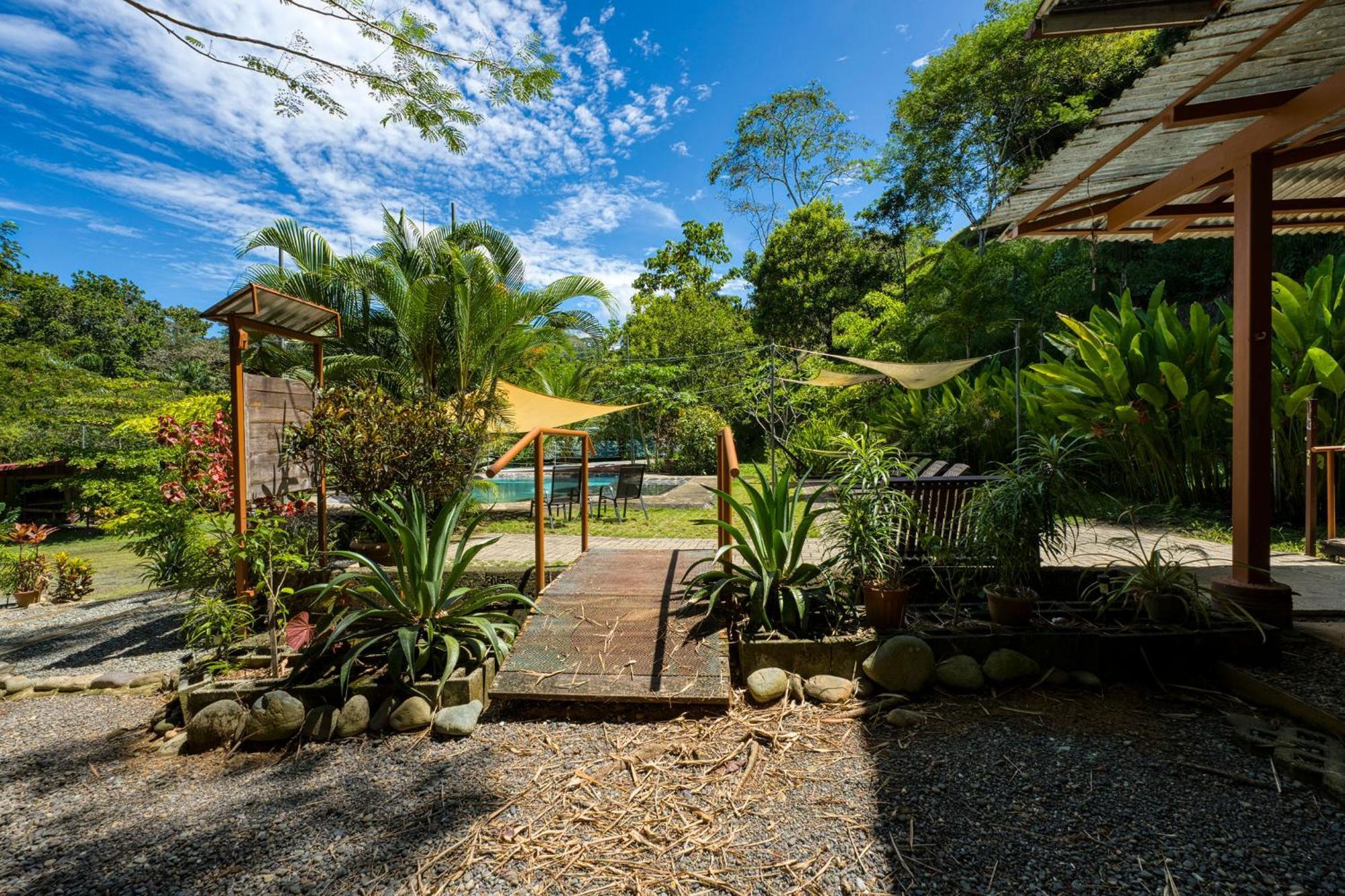 Bamboo River House And Hotel Dominical Bagian luar foto
